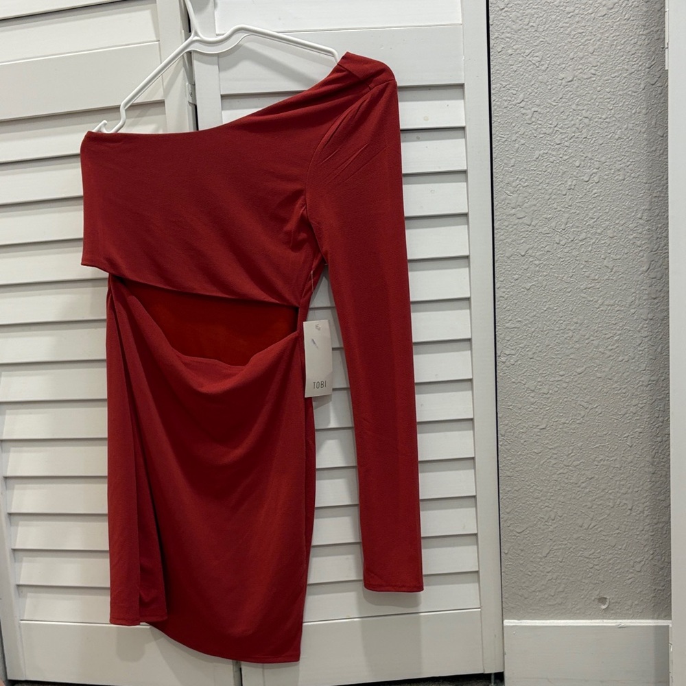 Tobi Scarlet Long Sleeve Off-Shoulder Dress